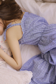 女人趴下脱了内裤光着打屁股